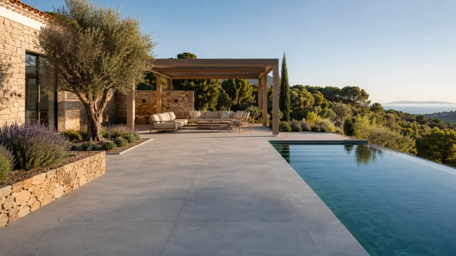 Terrasse extérieure en dallage dans un jardin méditerranéen des Alpes-Maritimes